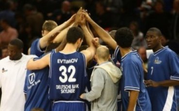 Илиян Евтимов най-резултатен при победа на Скайлайнърс