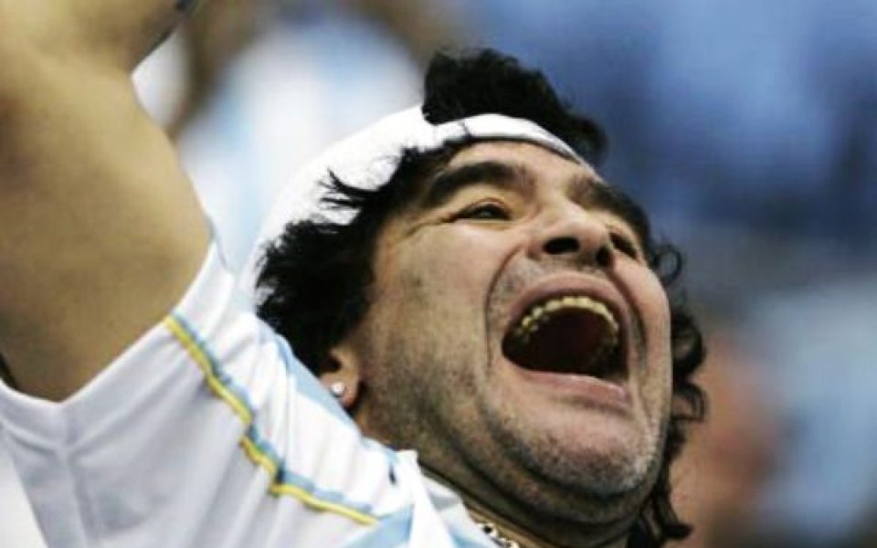 Италианец заплаши Марадона на корта в Буенос Айрес