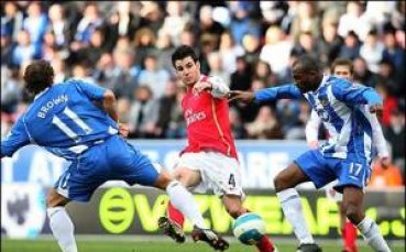 Уигън спъна Арсенал, Юнайтед все по-близо до върха