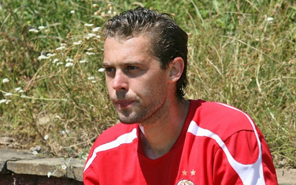 Куидо Ланзаат сяда на пейката