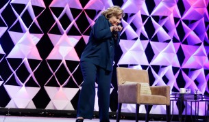 Хилари Клинтън се предпазва от летящата обувка