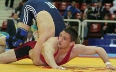 Явор Янакиев стартира със загуба, Димчев с победа