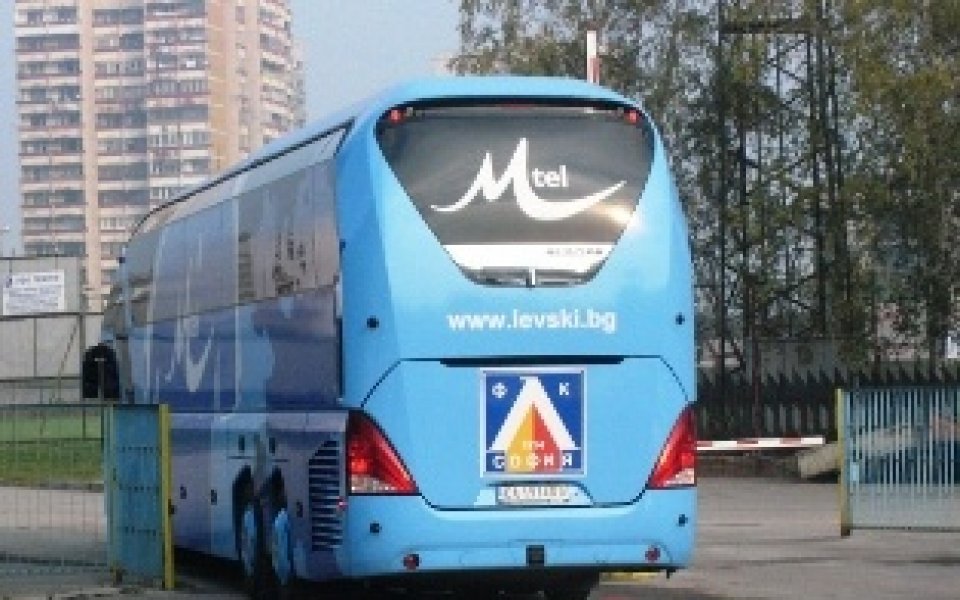 Фенове на ЦСКА счупиха автобуса на Левски
