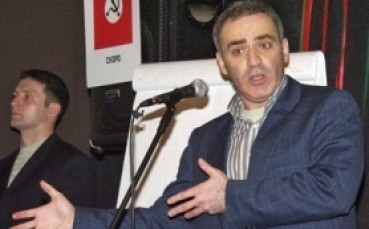 Каспаров бе атакуван от секс играчка