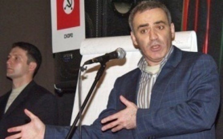 Каспаров бе атакуван от секс играчка