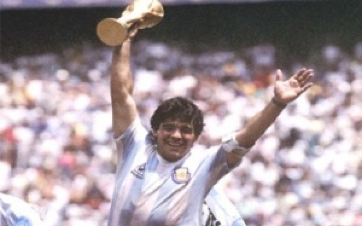 Марадона убеждава Агуеро да премине в Интер