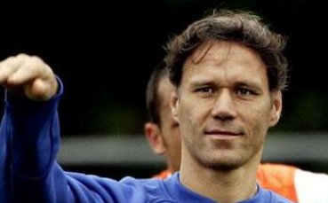 Ван Бастен дава почивка на Ойер и Де Йонг