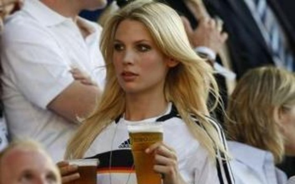 Приятелка на Швайни най-красивата на Евро 2008