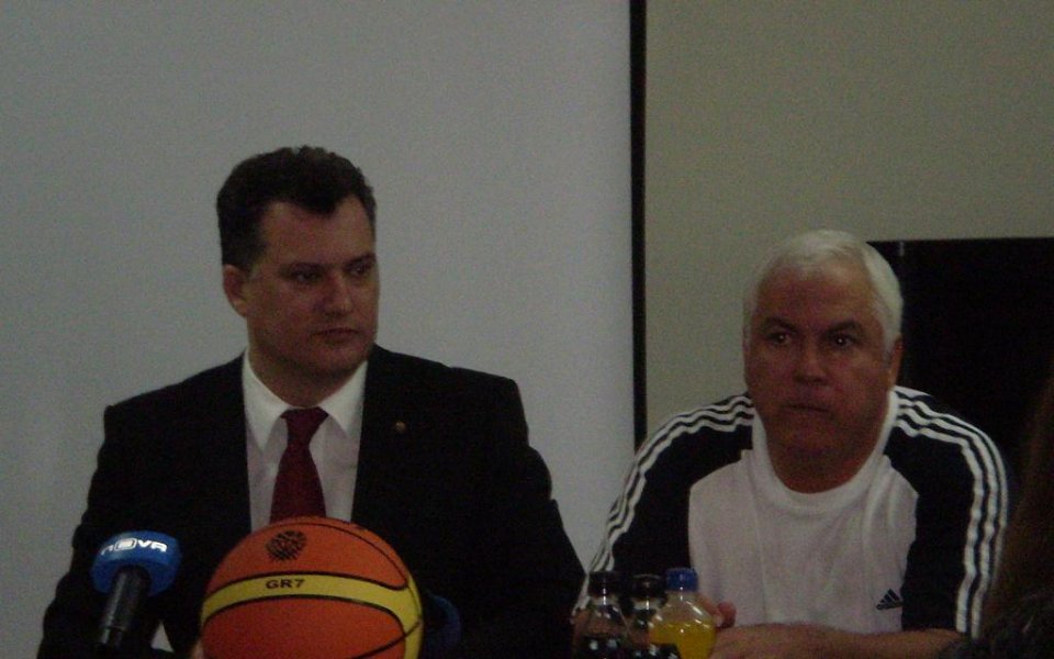 Дариха Пини и баскетболистите с българското знаме