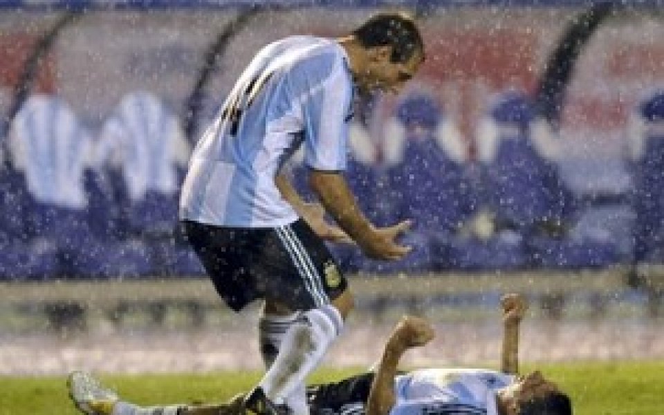 Аржентина победи без Меси и при гръмотевична буря