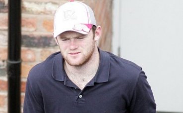 Уейн Рууни наплюл фотограф, разпитват го