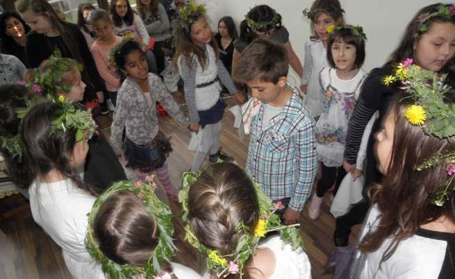 Ученици от Благоевград представят обичая Лазаруване