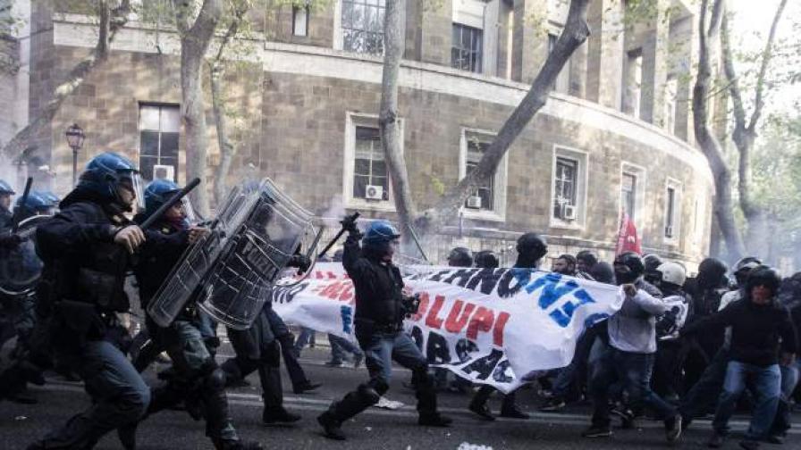 Полицията разпръсна със сълзотворен газ антиправителствен протест в Рим