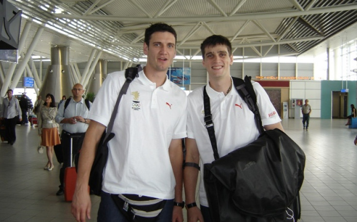 Надежда за Тошко и Коцето, Фей на носилка