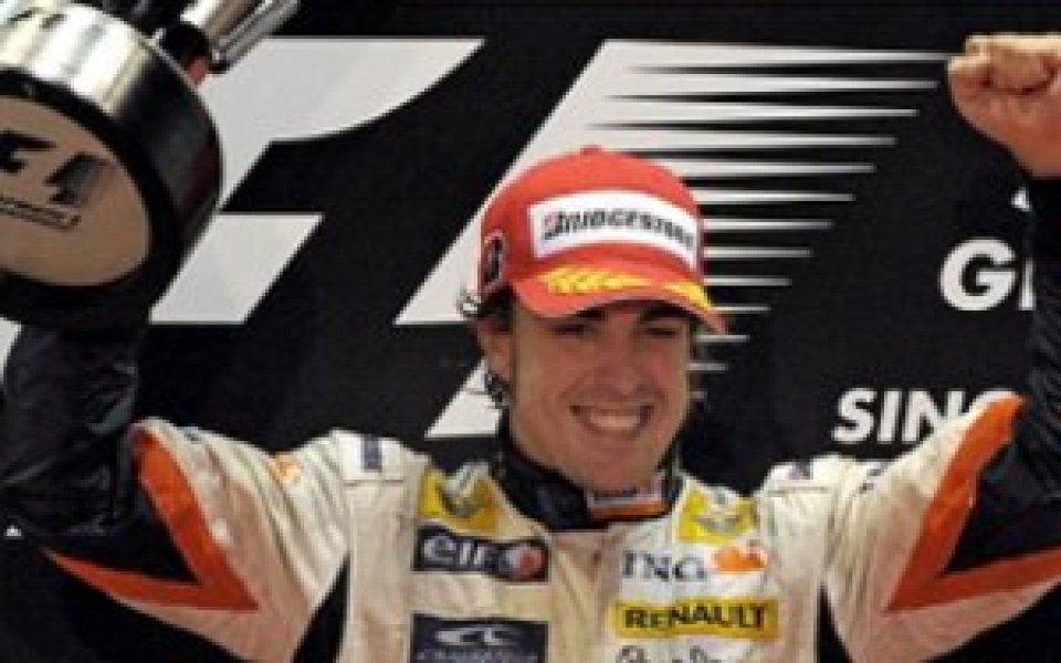 Алонсо триумфира в първото нощно състезание, провал за Маса и Ферари