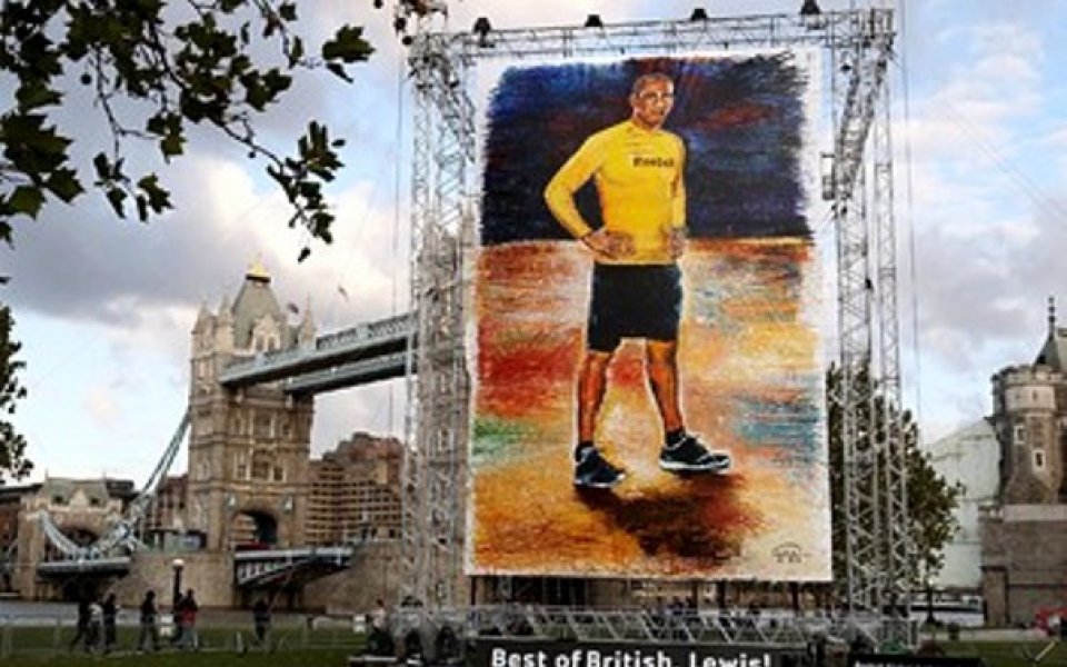 Огромният портрет на Хамилтън вече краси центъра на Лондон