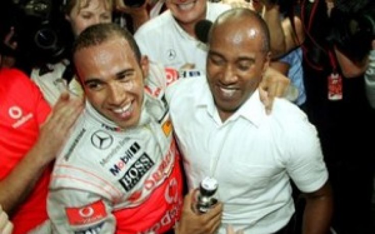 Татко Хамилтън се оплаква от расизъм