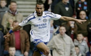 Лошото момче Ашли Коул избяга от дългата ръка на закона