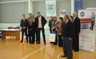 Гибона дарява топки, среща се с Пранди по Коледа