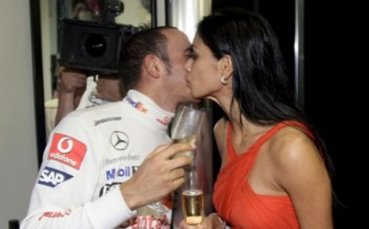 Хамилтън посрещна 2009 на яхта в Хаваите