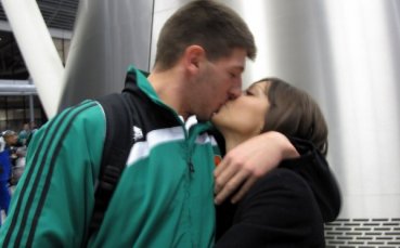 Чаровната Полина изпрати с целувка вратар на Литекс за Дубай