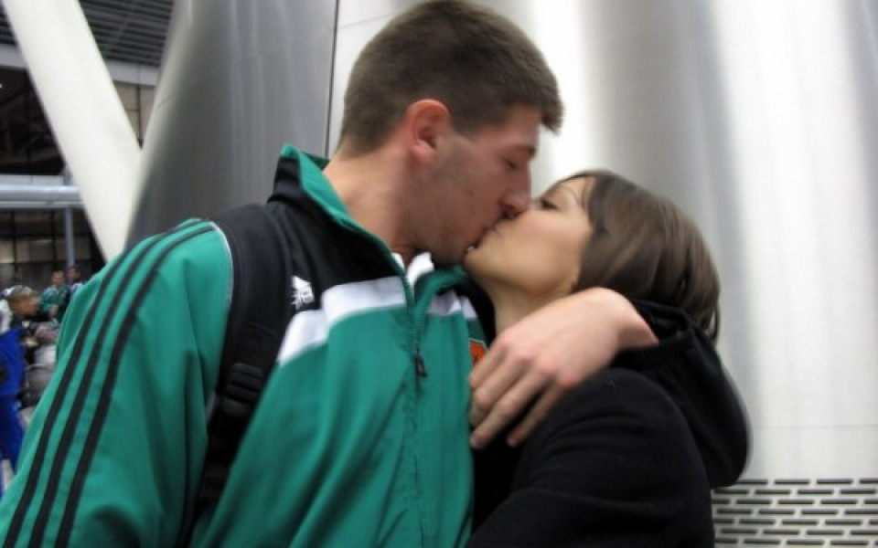 Чаровната Полина изпрати с целувка вратар на Литекс за Дубай