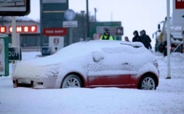 Снежни виелици бушуват на Острова и пречат на футбола