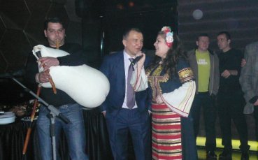 Симо Щерев с контузия, Станка се бори с монголка