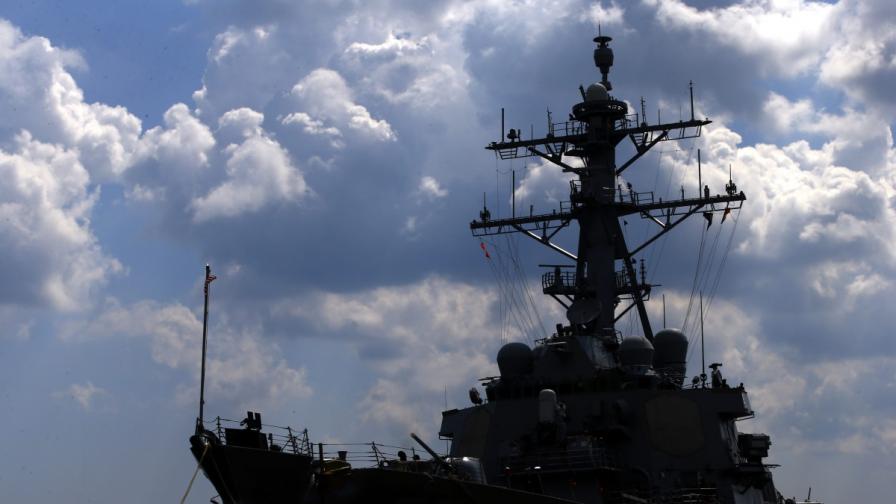 Вашингтон осъди "провокативни" действия на руски самолет срещу американски боен кораб