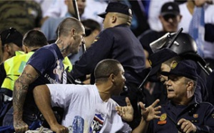 Арестуваха фен на Милуол за удар по вратаря на Лийдс