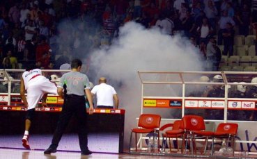 Гръцки фенове в схватка с полицията, ПАО поведе във финала