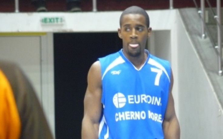 Кори Макинтош и Атила дос Сантош остават във Варна