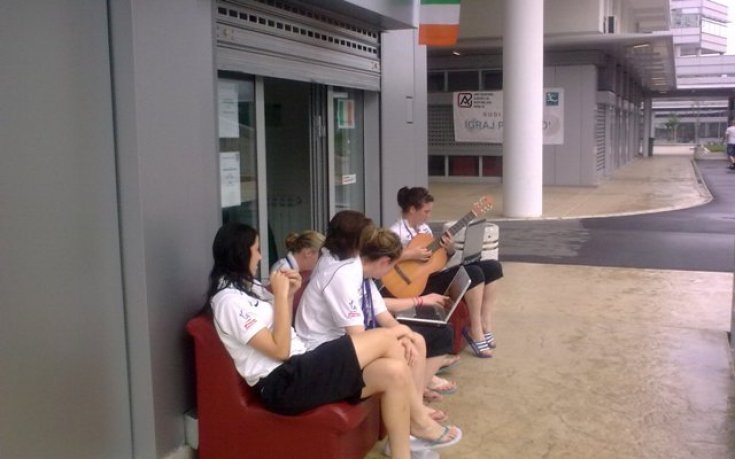 Танци пред БГ-офиса в селото