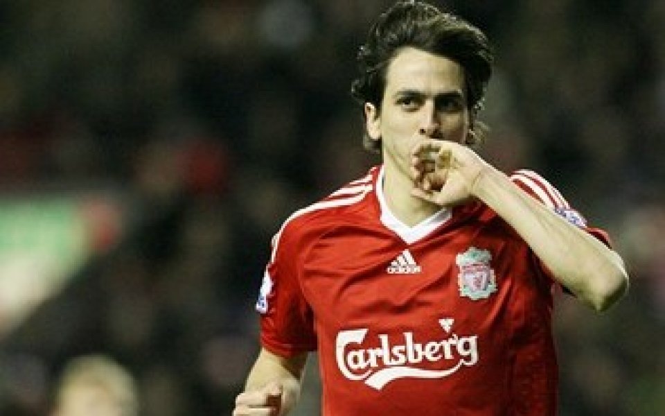 Бенаюн остава в Ливърпул до 2012 година