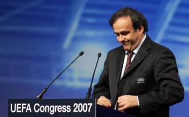 УЕФА ще продължи експериментите с петима съдии