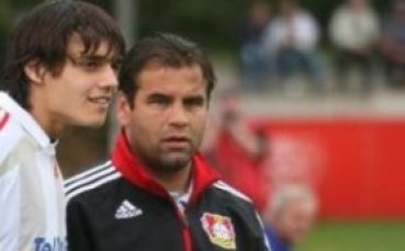 Байер разбива аматьори, Курдов играе едно полувреме