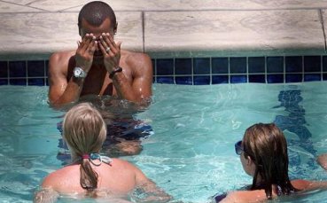 Ашли Коул не поглежда чужди жени…буквално