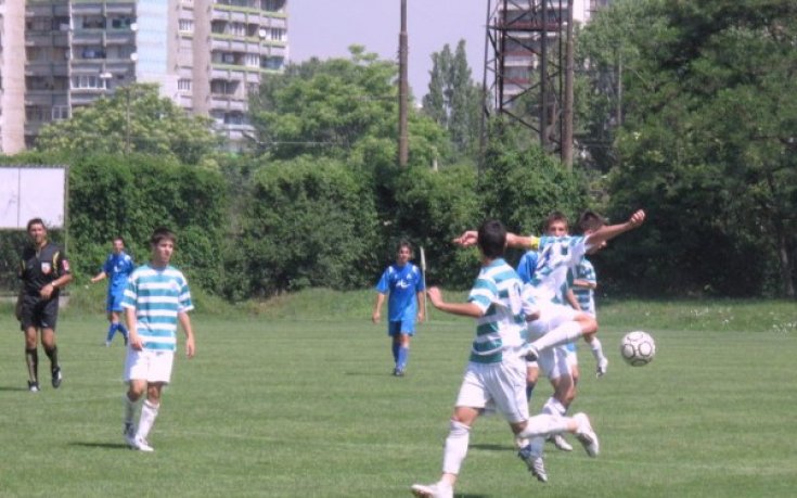 Левски остана последен на „Юлиян Манзаров”