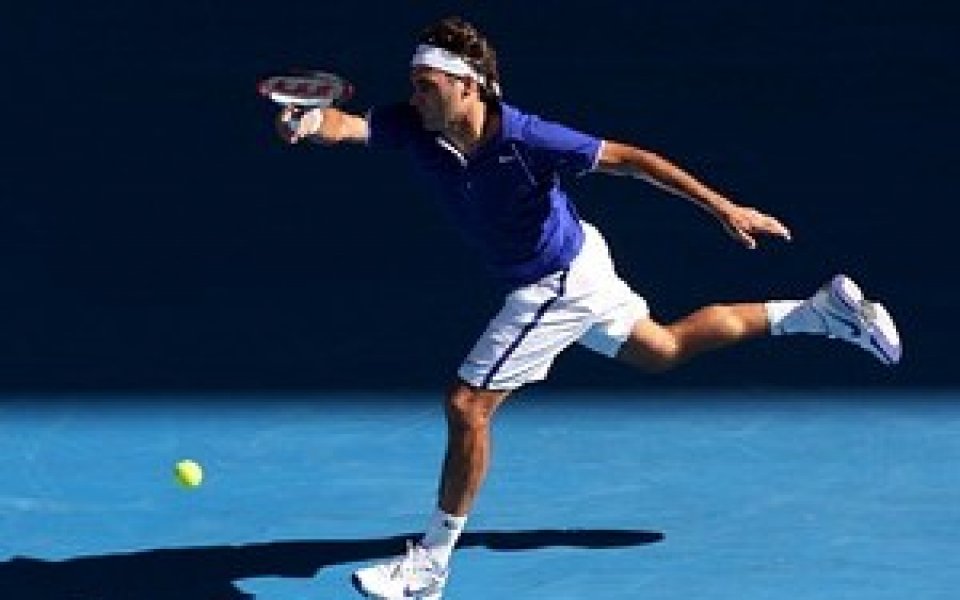 Федерер загуби сет, но продължава напред