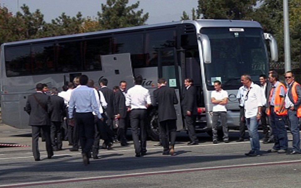 Автобус посрещна националите на пистата в Торино