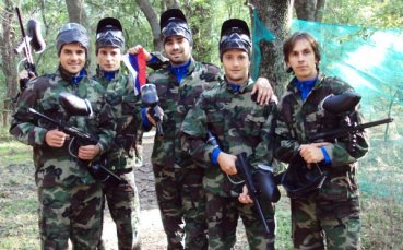 „Акулите” използваха почивния ден за разпускане с пейнтбол