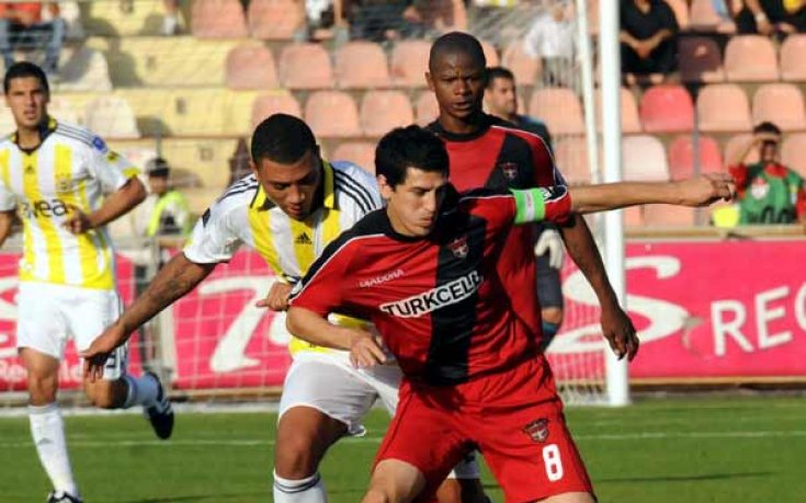 Лидерът Фенербахче се издъни за първи път през сезона