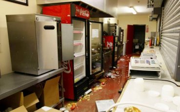 Феновете на Юнайтед потрошиха стадиона на Барнзли (СНИМКИ)