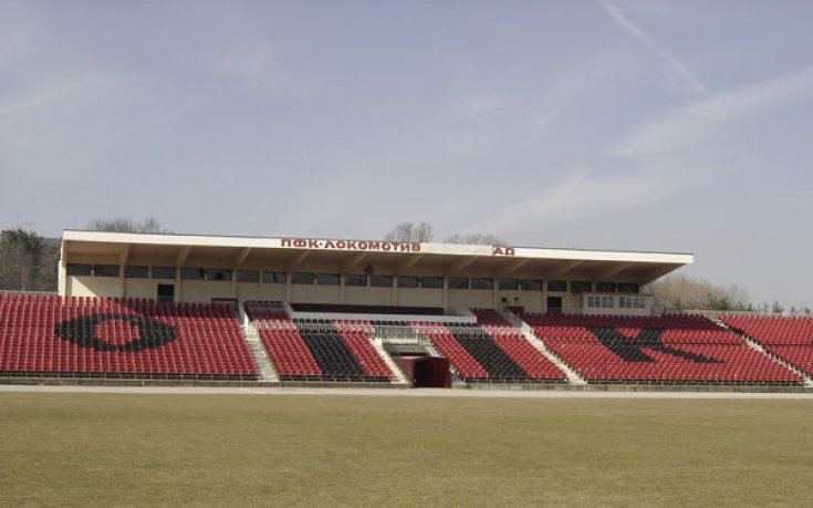 Талисман на Локо София черпи за рожден ден