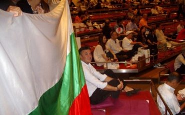 Боби Михайлов дава сумо-купа в Токио, Стоянов се пуска само на Световно