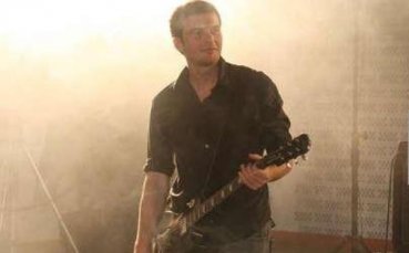 Футболист на Байерн ще свири с AC/DC