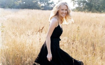 Най-сексапилната кънтри певица ще пристане на хокеист