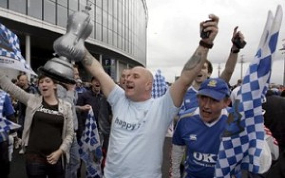 Фенове на Портсмут нахлуха на терена в протест срещу клубните шефове
