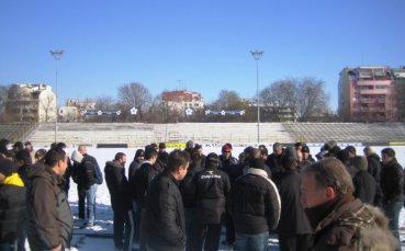 Пак не дават на Ботев да тренира, разбиха вратата на офиса на Христолов (СНИМКИ)