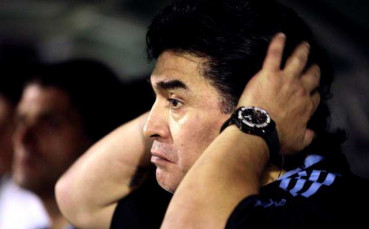 Марадона отново на пейката при победа на Аржентина